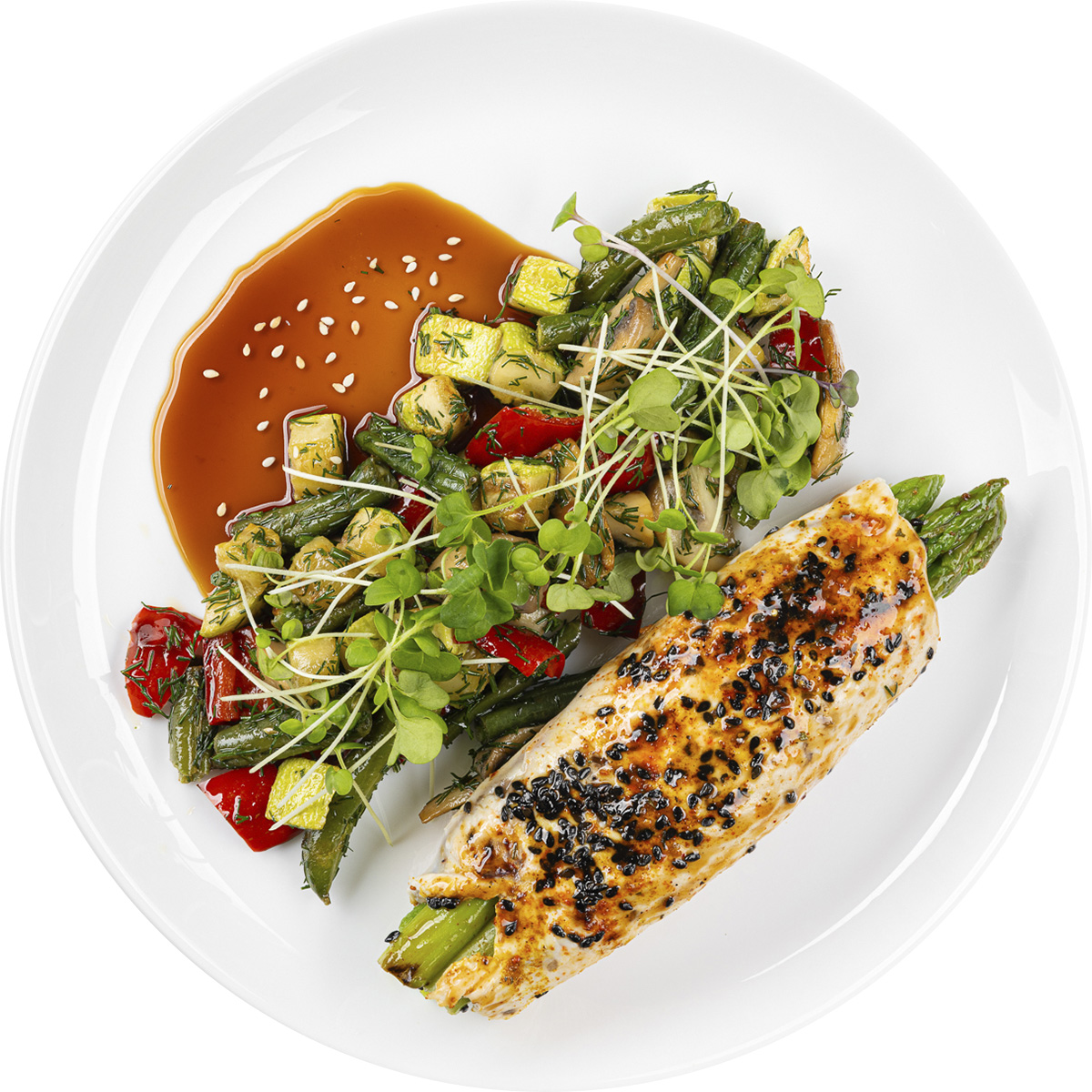 Рулет из грудки со спаржей и овощным соте