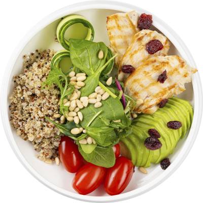 Боул с куриным филе, авокадо и вяленой клюквой