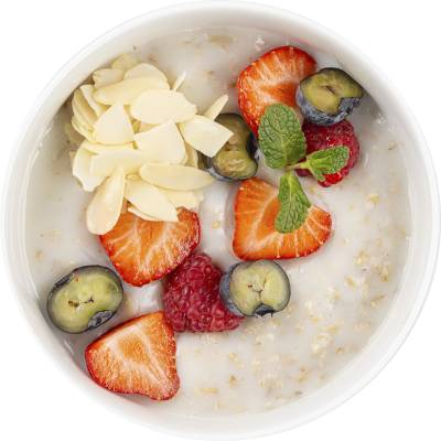 Каша овсяная с ягодами и миндалем