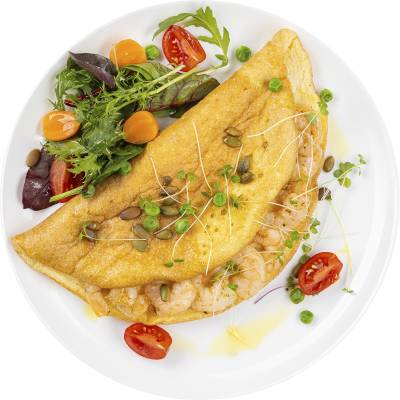 Омлет с креветками и зеленым салатом