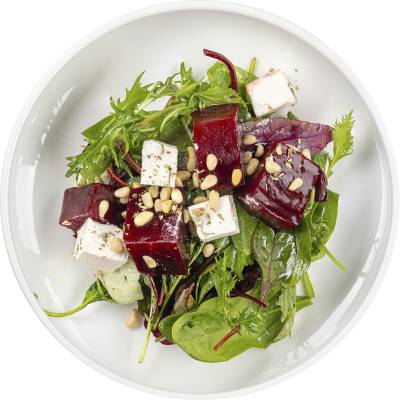 Салат с запеченной свеклой, сыром Фета и кедровыми орешками