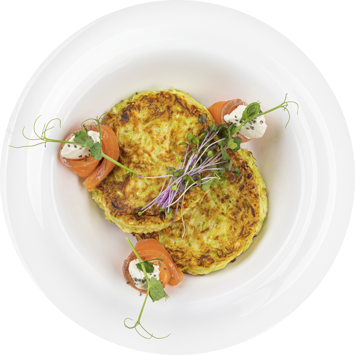 Оладьи из кабачков с лососем шеф-посола и соусом дзадзики