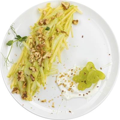 Салат «Уолдорф» с яблоками и виноградом