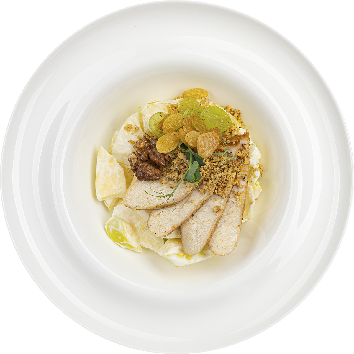 Салат с цыпленком, яблоками и изюмом