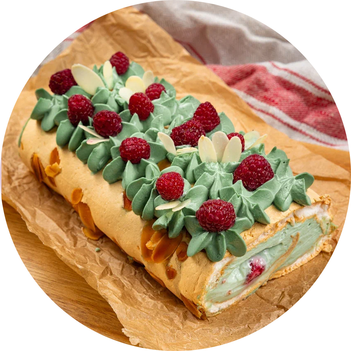 Меренговый рулет с фисташкой и малиной